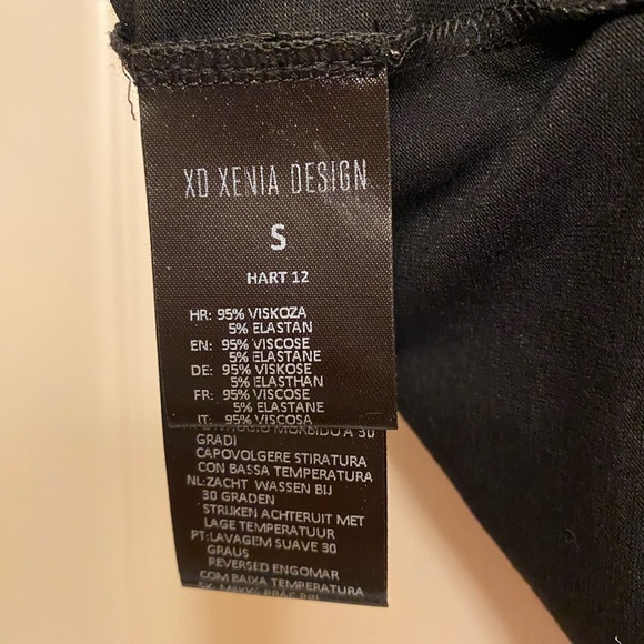 XD Xenia Design Top with cool pattern design with safety pins. - Picture 4 of 5